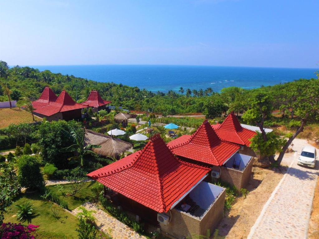 卡里蒙贾瓦米拉贝尔杰芦酒店的享有红屋顶和海洋的度假胜地的空中景致