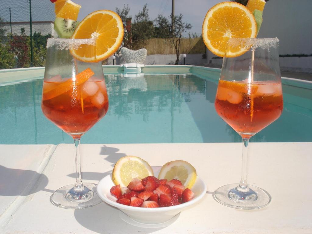 滨海波利尼亚诺Villa Lara的两杯橙汁和一碗草莓