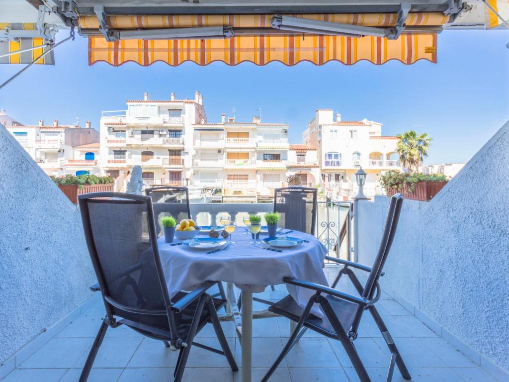 艾姆布里亚布拉瓦Holiday Home Porto Fino by Interhome的阳台配有一张桌子和两把椅子