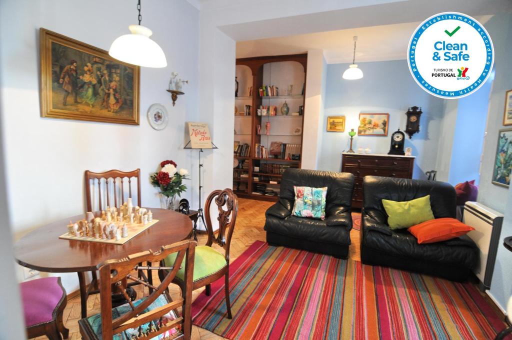 西尔韦斯Casa do Jardim的客厅配有桌子和沙发