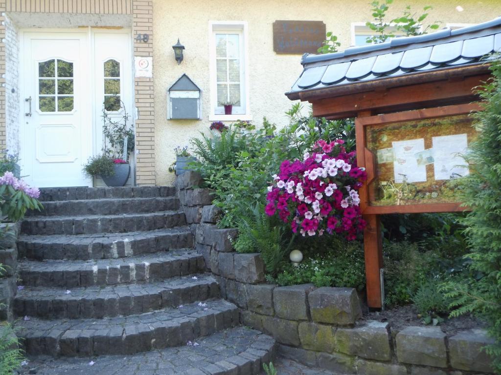 阿恩斯贝格Pension Waldsauna的房屋设有通往前门的楼梯