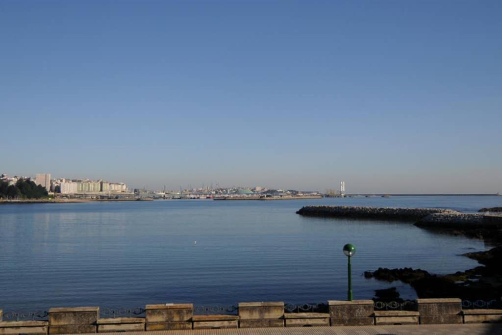 奥莱罗斯A Coruña - Playa Santa Cristina, Perillo-Oleiros的享有一大片水景