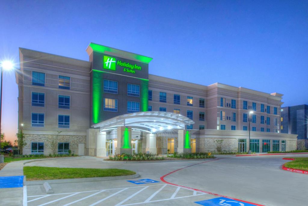 凯蒂西休斯顿凯蒂米尔斯假日套房酒店的一座医院建筑,上面有绿色标志