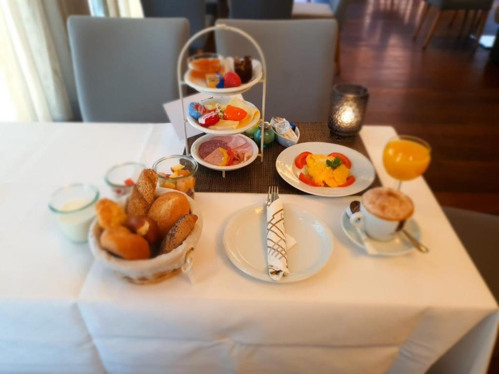 乌尔姆高登尼斯拉得酒店的一张桌子,上面放着早餐盘