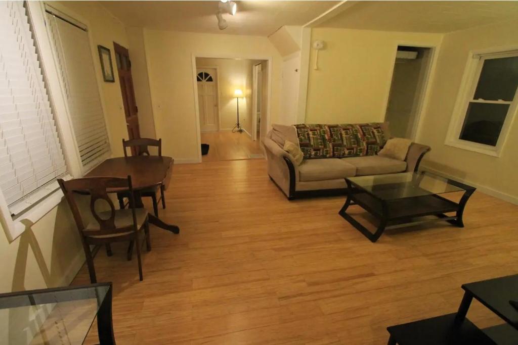 伯灵顿Superp South End Apartment的客厅配有沙发和桌子