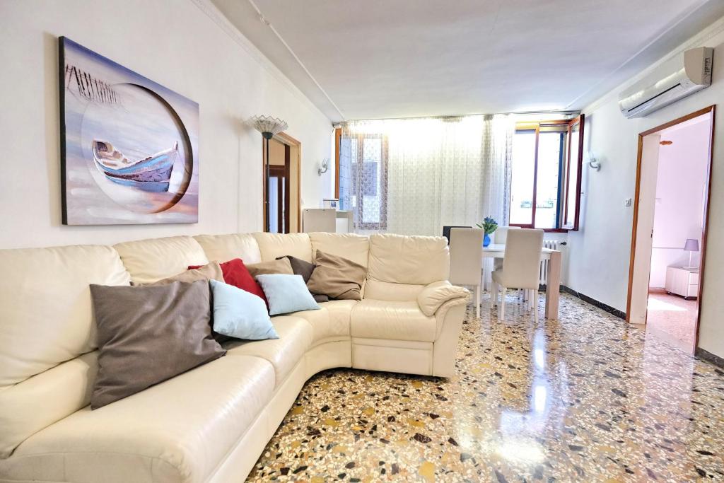 威尼斯威尼斯生活酒店的客厅配有沙发和桌子