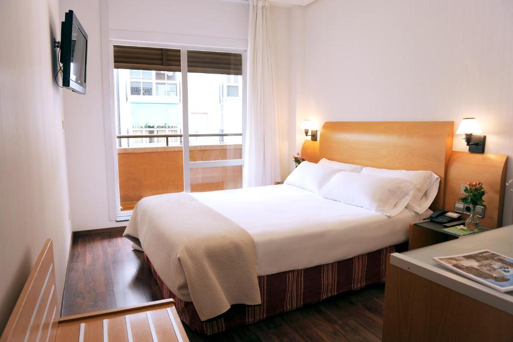 穆尔西亚埃尔楚拉酒店的酒店客房设有床和窗户。