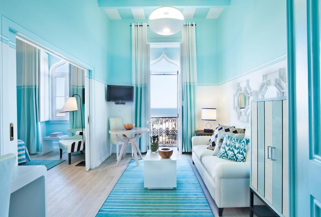 波尔蒂芒贝拉维斯塔酒店&Spa - 休闲&城堡的客厅拥有蓝色的墙壁和白色的沙发