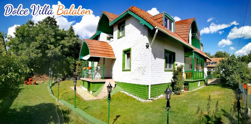 沃尼奥尔茨沃什海吉Dolce Villa Balaton的绿色和白色的房子