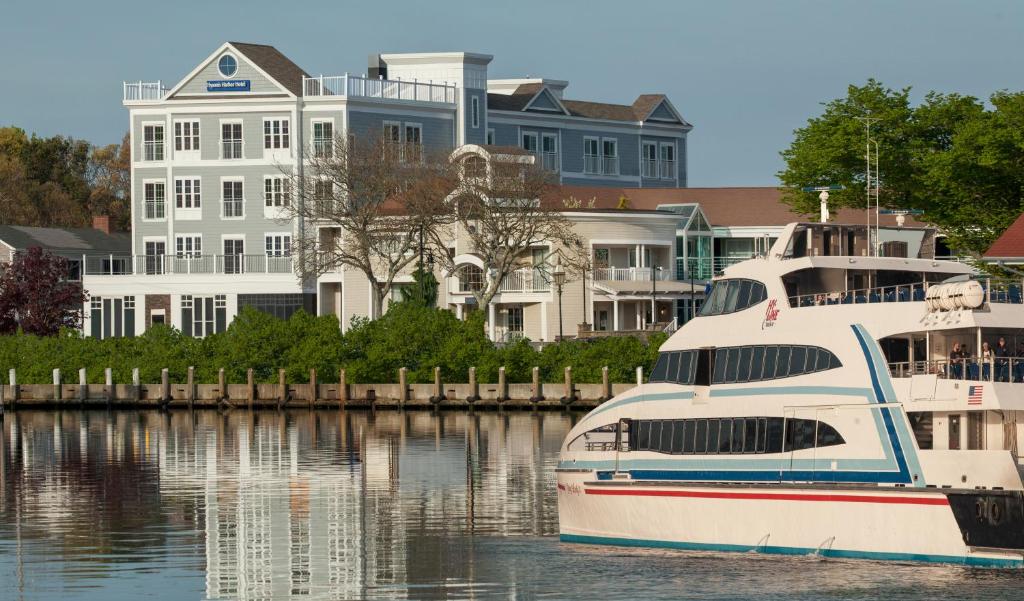 海恩尼斯海恩尼斯海港酒店的坐在水面上建筑物前的船只