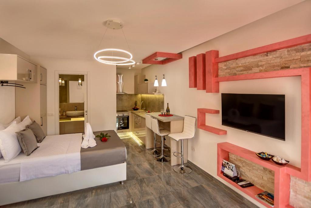 蒂瓦特Apartments Vujicic的一间卧室配有一张床、一张书桌和一台电视。