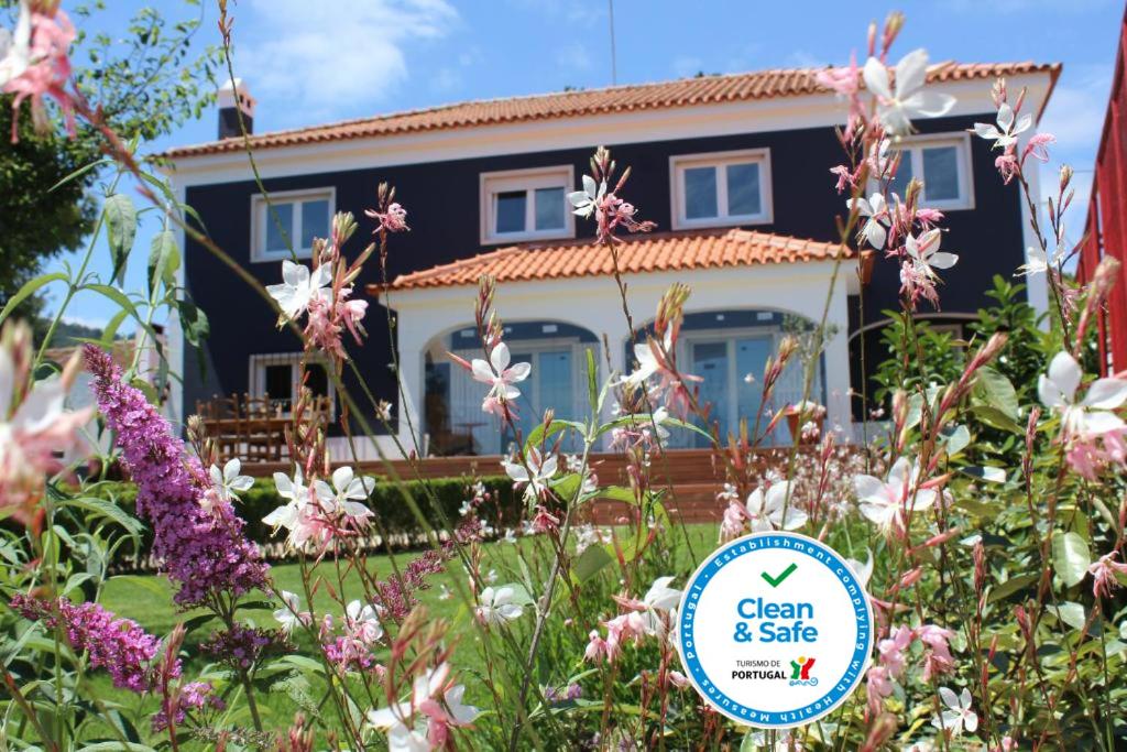 辛特拉HappySintra GuestHouse by Casa do Preto的蓝色房子前面有标志