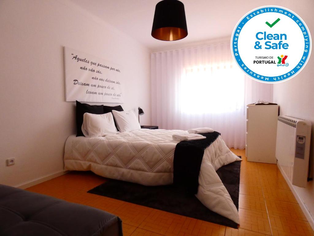洛萨Casa Sandra - Apartamento Mariana的一间卧室,配有一张带标志的床铺,上面写着干净而安全的标志