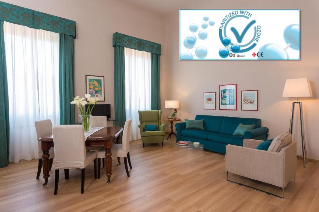 佛罗伦萨帕拉索阿法尼德波卡住宅酒店的客厅配有蓝色的沙发和桌子