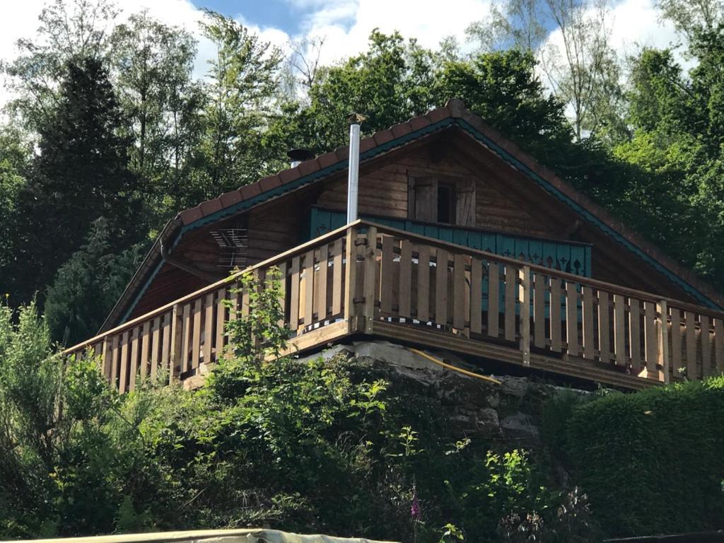 莱托利Chalet le Grizzly的小木屋设有门廊和甲板