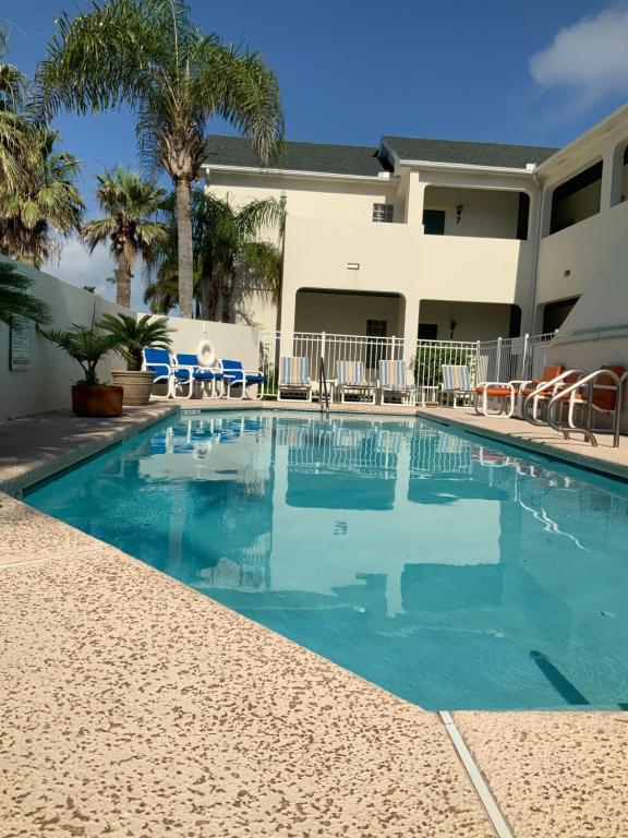 南帕诸岛Bahama Breeze #2 Sea Dancer Condos的一座带度假村的建筑前的游泳池