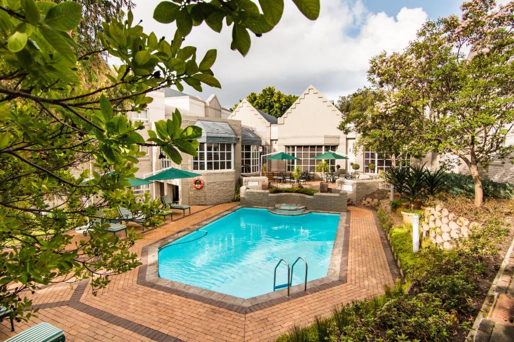 开普敦City Lodge Hotel Pinelands的一座房子后院的游泳池