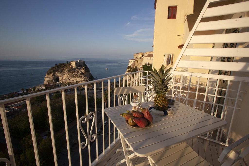 特罗佩阿Le Tolde del Corallone的海景阳台上的桌子