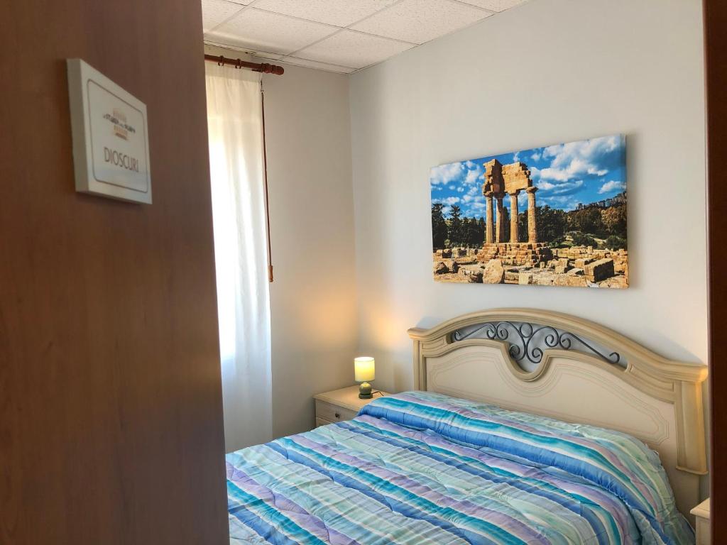 阿格里真托Le stanze dell'Olimpo的卧室配有一张挂在墙上的床铺