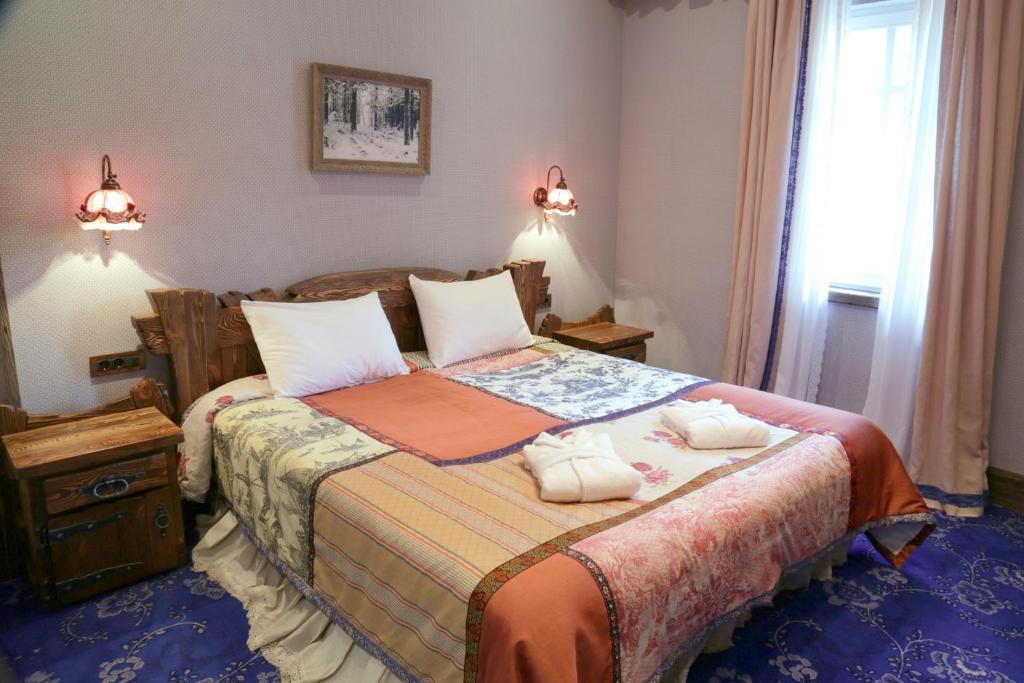 埃斯托萨多克Siberia的一间卧室配有一张床,上面有两条毛巾