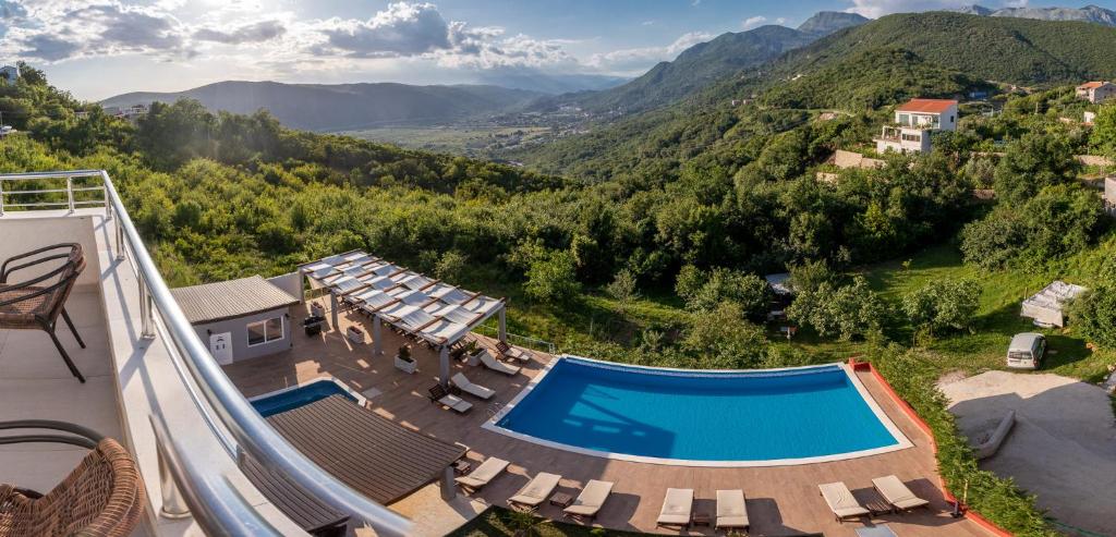 布德瓦Resort Bevilacqua的享有度假胜地的空中景致,设有游泳池和山脉