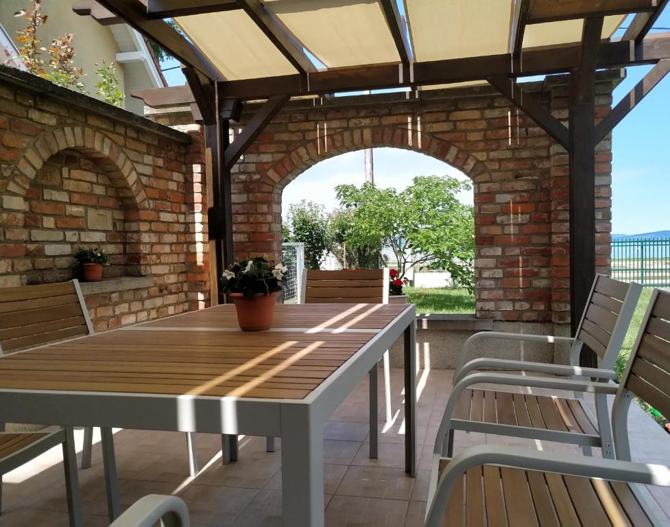 福纽德Exclusive Beachfront Villa的户外庭院配有木桌和椅子