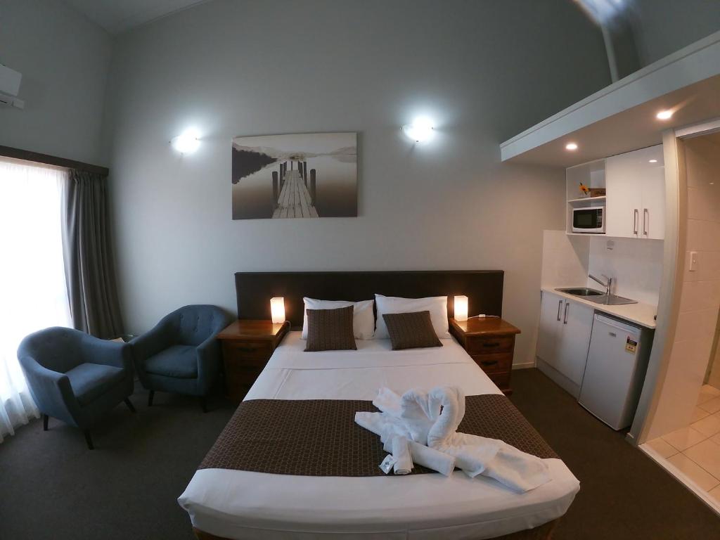 KallangurKallangur Motel的酒店客房,配有带毛巾的床