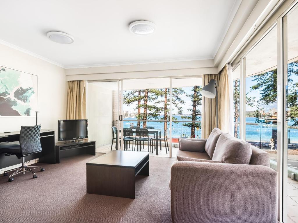 悉尼快斯特曼利酒店的带沙发和电视的客厅