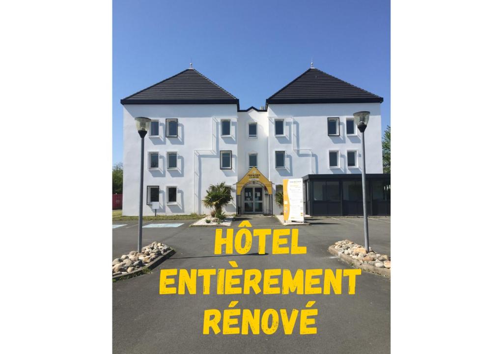 艾特雷南拉罗谢尔 - 阿伊特普瑞米尔经典酒店的酒店权利在建筑物前移除标志