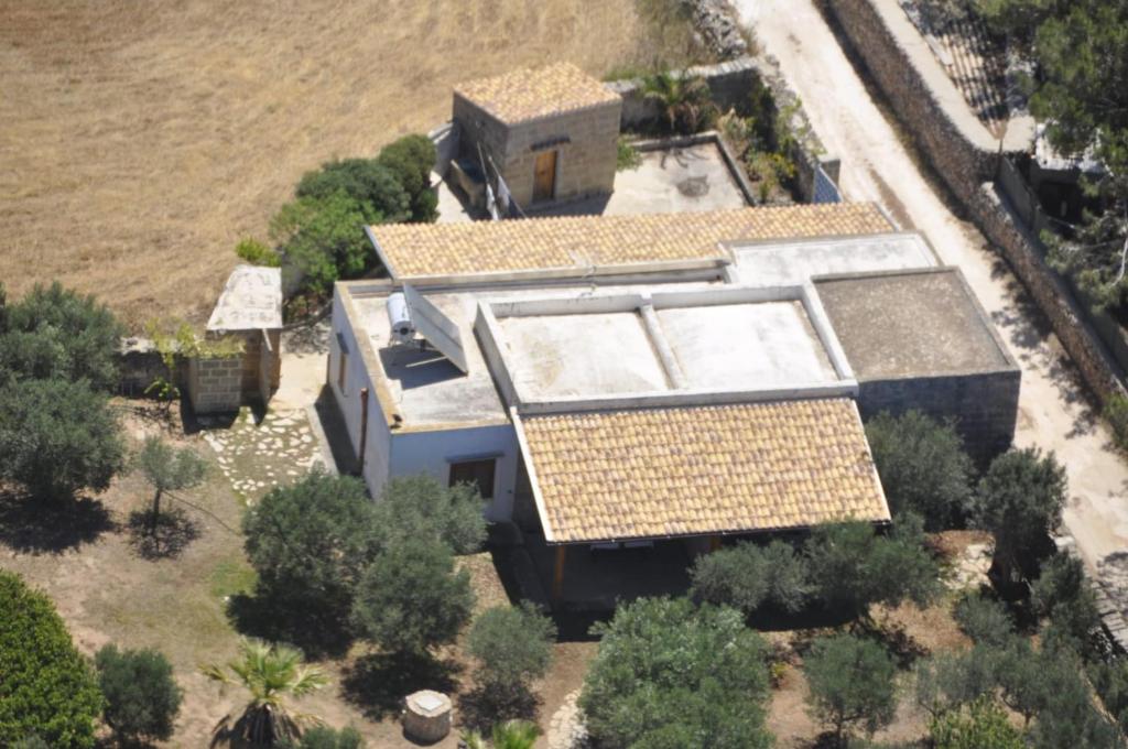 法维尼亚纳Casa Gelsomino的屋顶房屋的空中景致
