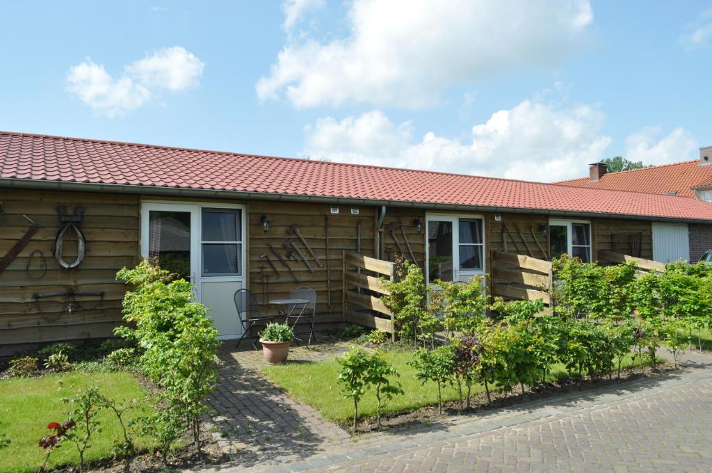 SchijndelWeibos Bed & Breakfast的一间红色屋顶的木屋