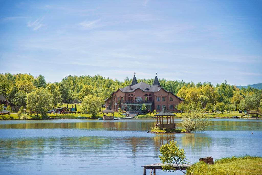 DolgolukaShepilska Relax Complex的湖面上的大型房子