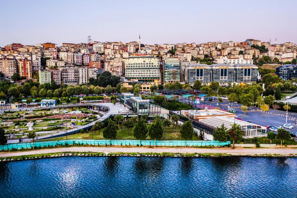 伊斯坦布尔金角湾克拉丽奥酒店的城市的空中河景
