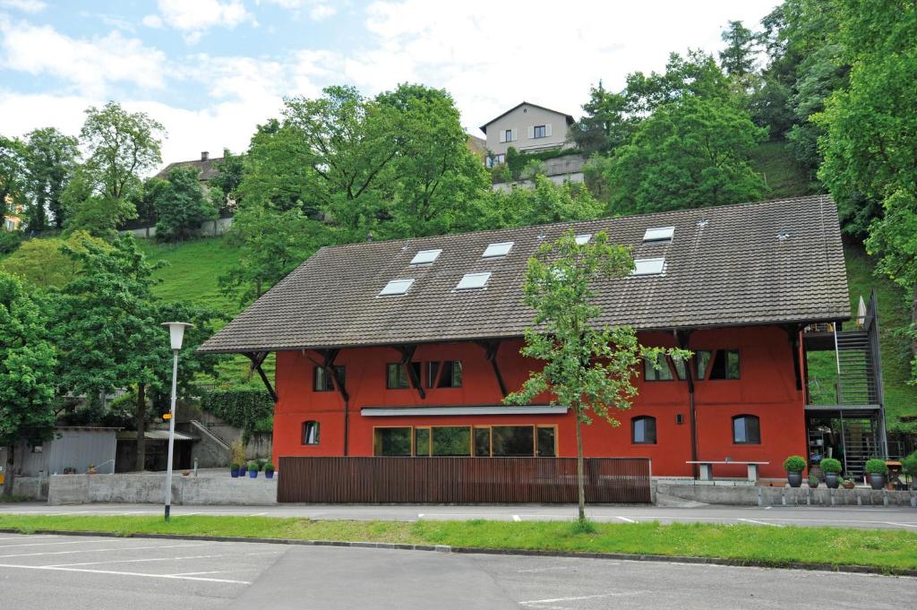 巴登巴登青年旅馆 的街上有屋顶的红色建筑
