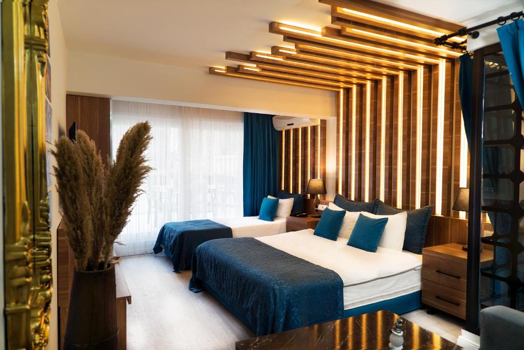 伊斯坦布尔塔克西姆雅姿公寓的酒店客房设有两张床和一张桌子。