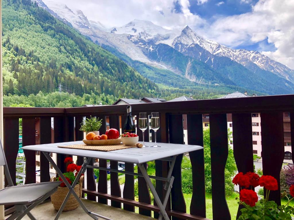 夏蒙尼-勃朗峰Mont Blanc 43, vue Mont Blanc , balcon, parking的山景阳台上的桌子