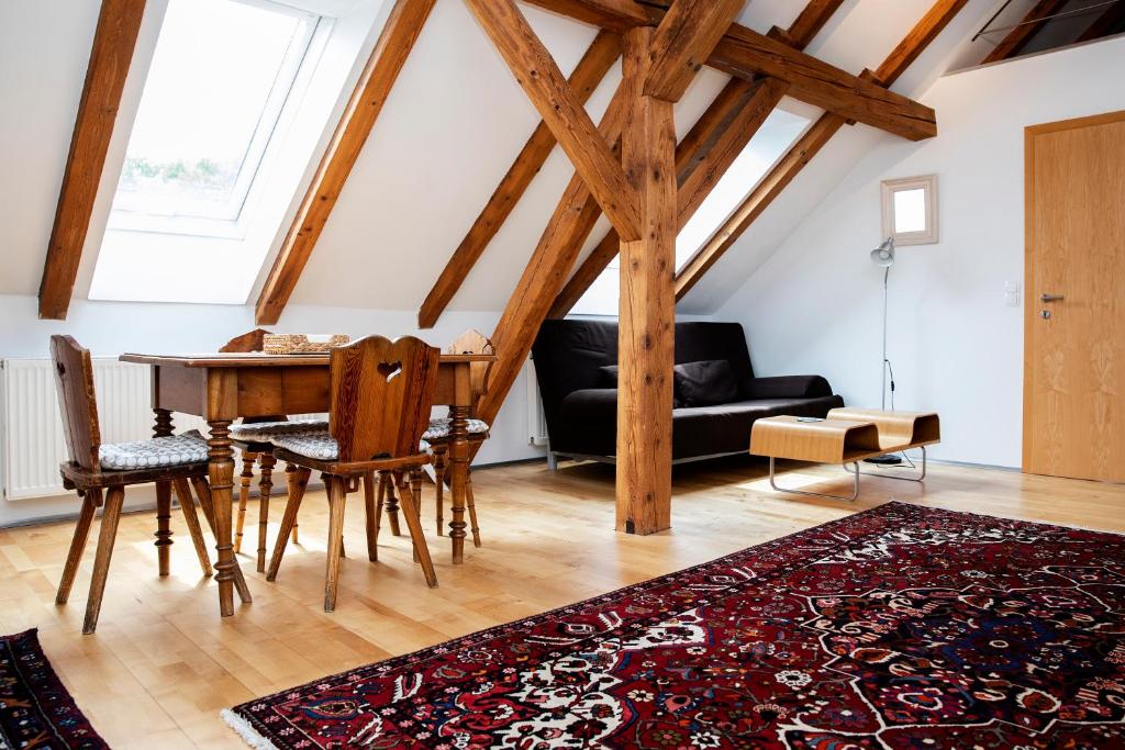 埃伦豪森Erzherzog Johann Relax Appartements的客厅配有桌椅和沙发