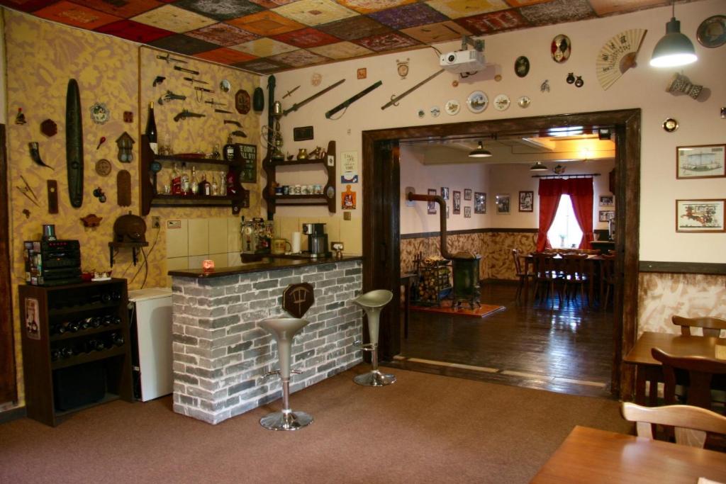 克拉斯纳利帕Villa Sunshine / Slunečna Vila的一间带酒吧的餐厅和一间带壁炉的客房