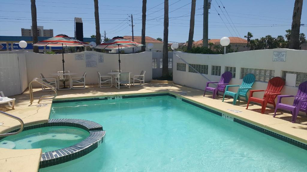 South Padre Island Inn内部或周边的泳池