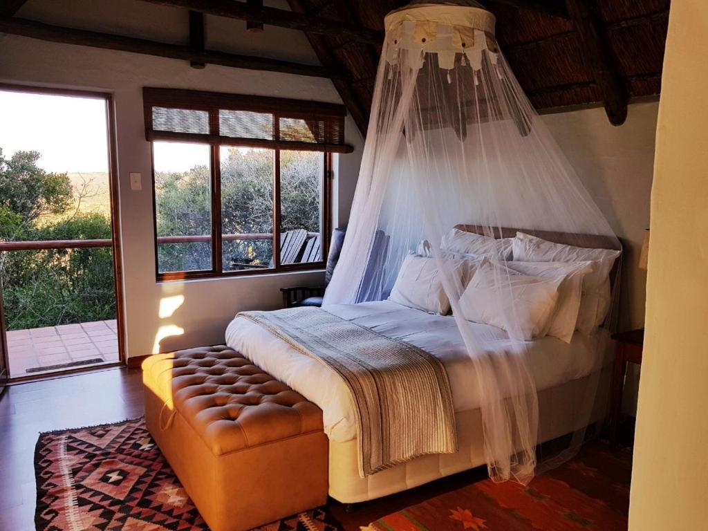 帕特森Camp Acacia的一间卧室配有一张带蚊帐的床