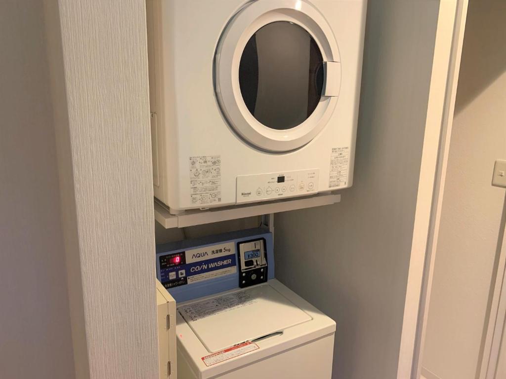 佐渡市Sado - Hotel - Vacation STAY 82495的小型浴室内的洗衣机和烘干机