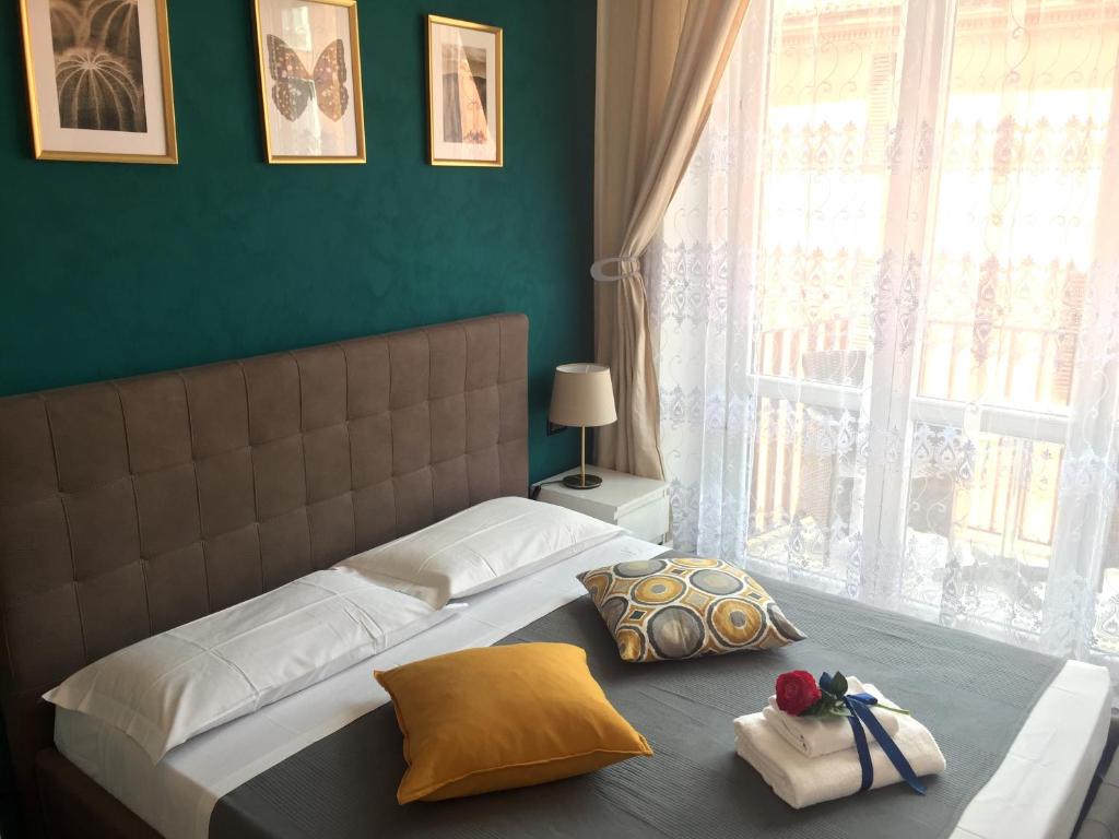 博洛尼亚La Suite Rooms & Apartments的一间卧室设有一张大床和大窗户