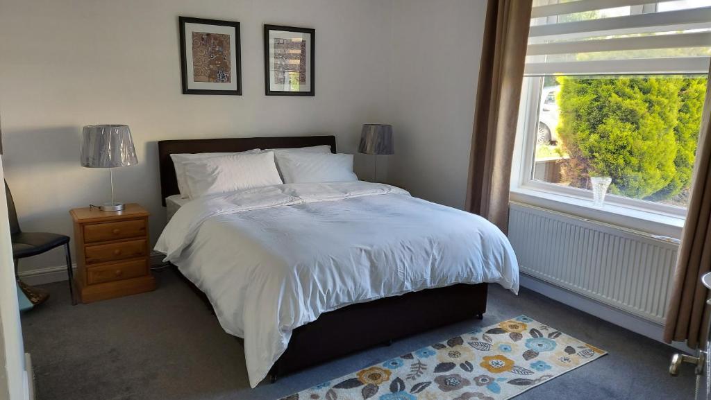 西基尔布赖德LAWFIELD R&R的一间卧室设有一张大床和一个窗户。