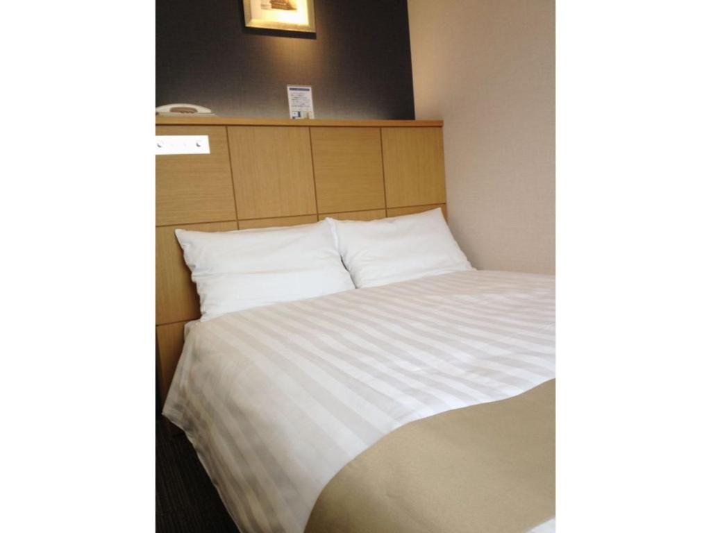 仓吉市Hotel St Palace Kurayoshi - Vacation STAY 82277的一间卧室配有白色床单