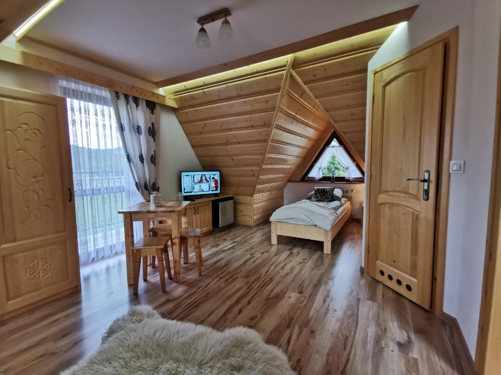 扎科帕内Pokoje Gościnne Kurosik的一间卧室配有一张床、一张书桌和一个窗户。