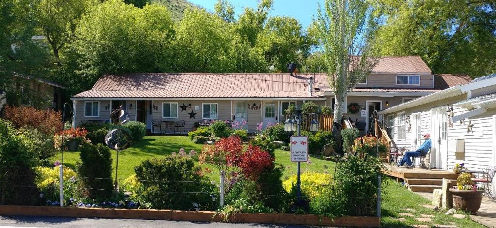 熔岩温泉村Alpaca Inn的前院带花园的房子