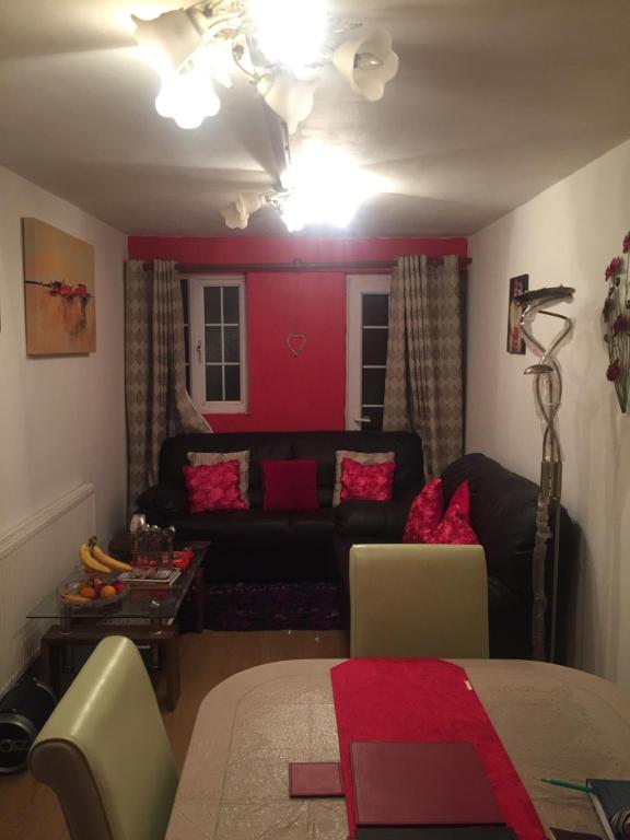 德罗伊特威奇Beautiful Bungalow Home Droitwich SPA的客厅配有沙发和桌子