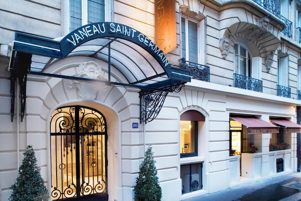 巴黎瓦鲁圣日耳曼酒店的前面有标志的建筑