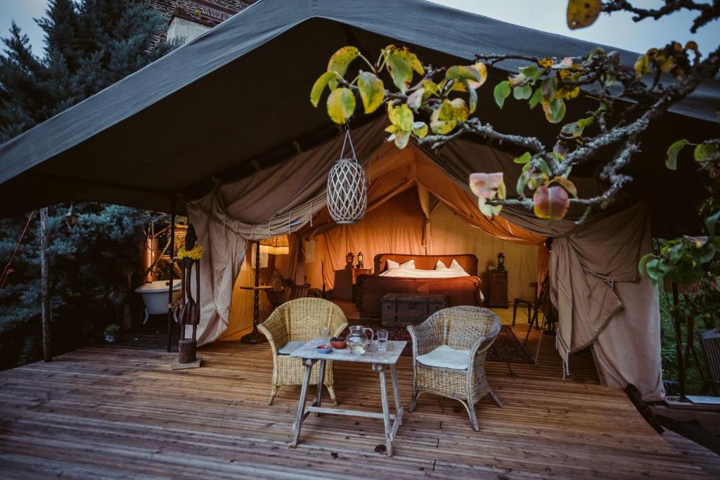 特拉本特拉巴赫Moselglamping的木制甲板上的帐篷,配有一张床和椅子