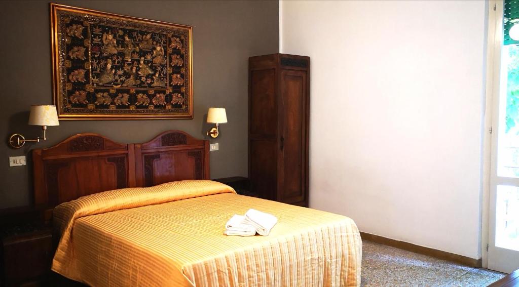 切塞纳蒂科VILLA ANTONIETTA的一间卧室配有一张床,上面有两条毛巾